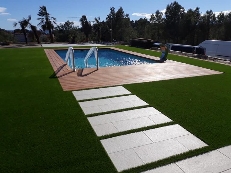 piscina con cesped artificial