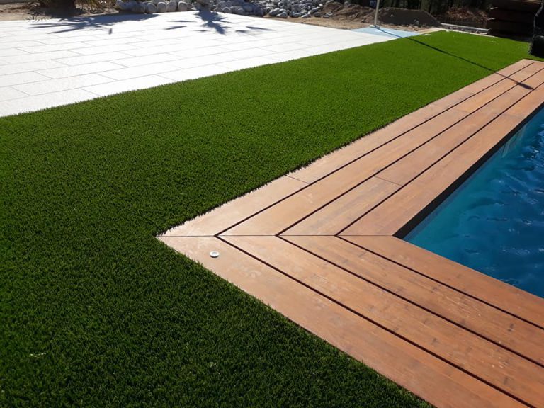 piscina con cesped artificial