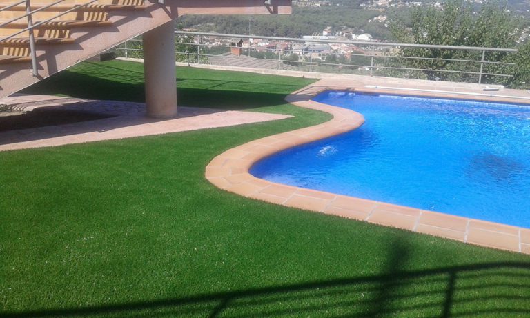 Piscina con césped artificial catalunya