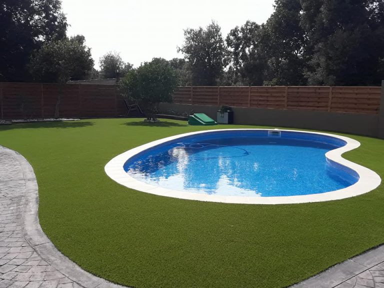 piscina con cesped artificial